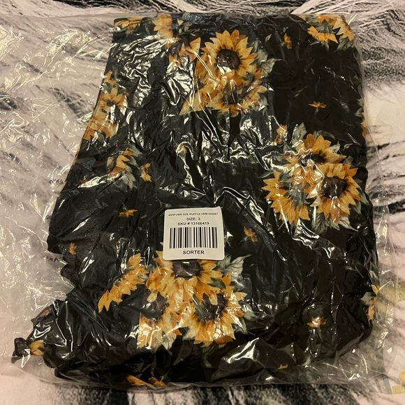 Torrid Sunflower Ruffle Shorts - Size 3 - Picture 2 of 2